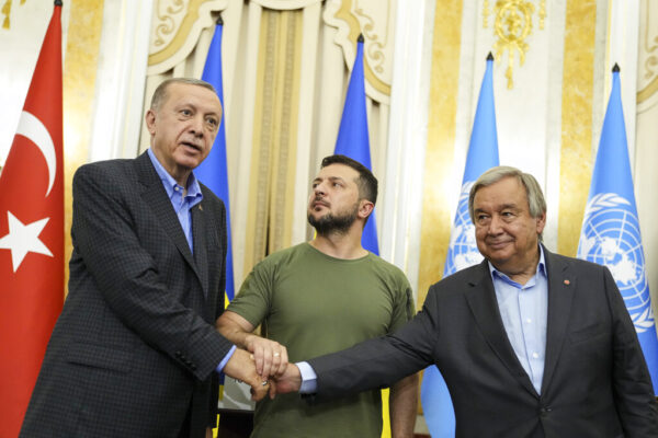 נשיא אוקראינה זלנסקי (במרכז) נשיא טורקיה ארדואן ומזכיר האו"ם גוטרש לאחר פגישתם בלבוב (צילום: AP/Evgeniy Maloletka)