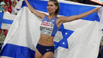חנה קנייזבה מיננקו חוגגת את זכייתה במדליית הארד בגמר הקפיצה המשולשת באליפות אירופה (צילום: AP/Matthias Schroeder)