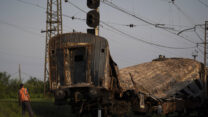 קרון רכבת מופגז בצ'פלין, אוקראינה (צילום: AP Photo/Leo Correa)
