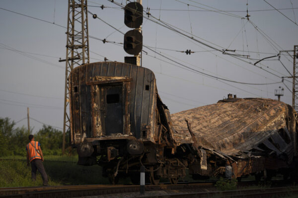 קרון רכבת מופגז בצ'פלין, אוקראינה (צילום: AP Photo/Leo Correa)