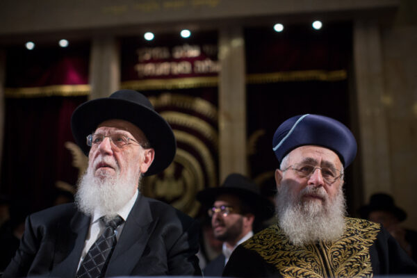 הרב שלום כהן (משמאל) עם הרב הראשי הספרדי, יצחק יוסף (צילום: יונתן זינדל/פלאש90)