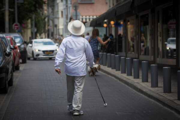 אדם עיוור הולך ברחוב בתל אביב (צילום אילוסטרציה: נתי שוחט / פלאש 90)