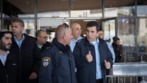 מאבטחים בקניון עטרות (הדס פרוש \ פלאש90)