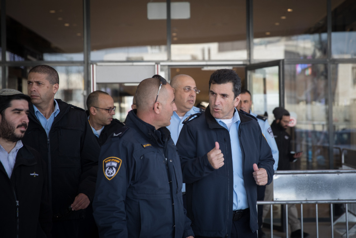 מאבטחים בקניון עטרות (הדס פרוש פלאש90) מאבטחים בקניון עטרות (הדס פרוש \ פלאש90)