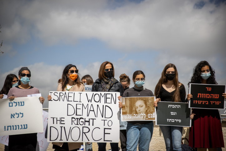 הפגנת מחאה על מצבן של נשים עגונות מול בית הדין הרבני בירושלים, 2021 (צילום ארכיון: יונתן זינדל, פלאש 90)
