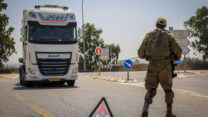 חייל חוסם את הדרך בקרבת רצועת עזה (צילום: פלאש 90)