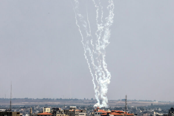 שיגור רקטות לעבר ישראל מעזה (צילום ארכיון: עטיה מוחמד/פלאש90)