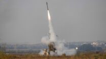 שיגור טיל מכיפת ברזל בגבול עזה (צילום: יונתן זינדל/פלאש90)