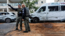 נזק שנגרם לכלי רכב באשקלון, מטיל שנורה מעזה במהלך מבצע "עלות השחר" (צילום יונתן זינדל/פלאש90)