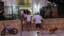 רצים למרחב המוגן באשקלון (צילום ארכיון: יונתן זינדל/פלאש 90)