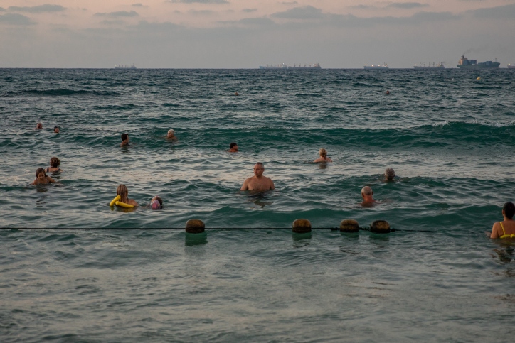 רוחצים בחוף בת גלים בחיפה (צילום: שיר תורם/פלאש 90)