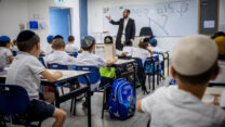 היום הראשון ללימודים בכיתה א' בבית ספר חרדי בבית שמש (צילום: יונתן זינדל / פלאש 90)