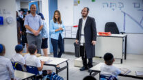 שרת החינוך יפעת שאשא ביטון בפתיחת שנת הלימודים בבית ספר חרדי בבית שמש (צילום: יונתן זינדל / פלאש 90)