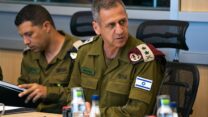 הרמטכ"ל רא"ל אביב כוכבי בהערכת מצב (צילום: דובר צה"ל)