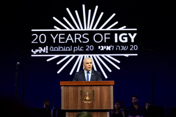 ראש הממשלה, יאיר לפיד, באירוע 20 שנה להקמת ארגון הנוער הגאה (איג"י) בבית האופרה בתל אביב (צילום: עמוד הטוויטר של יאיר לפיד)