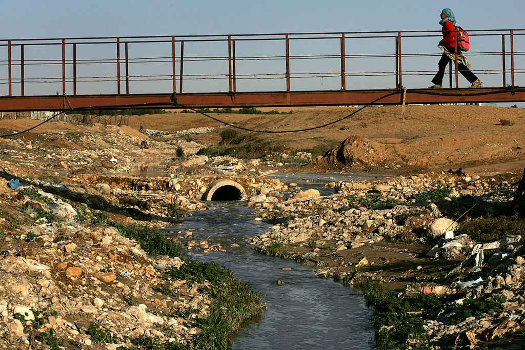 שפכי ביוב מוזרמים לנחל חברון באזור אום בטין שבנגב (צילום: דוד סילברמן/Getty Images) שפכי ביוב מוזרמים לנחל חברון באזור אום בטין שבנגב (צילום ארכיון: דוד סילברמן/Getty Images)