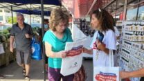 פעילות הסברה של ההסתדרות במרכזי הקניות (צילום: ההסתדרות)