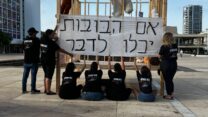 מיצג בכיכר הבימה "אם הבובות יכלו לדבר" (צילום: מטה המאבק למען הילדים)