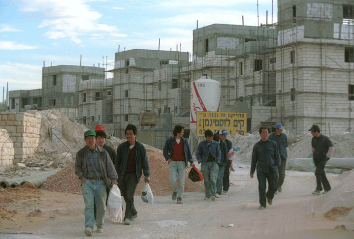 עובדי בניין בסיום יום עבודה בירושלים (צילום: נתי שושת/פלאש90)