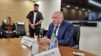 השר אביגדור ליברמן מעיד בפני ועדת החקירה לאסון מכינת בני ציון (צילום: דוד טברסקי)