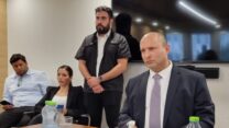 ראש הממשלה החליפי נפתלי בנט בוועדת החקירה לאסון המכינה בנחל צפית (צילום: דוד טברסקי)
