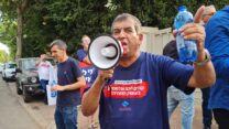 סגן יו"ר ועד עובדי מגה, שמעון יוסף, בהפגנה מול ביתו של מנכ"ל דיפלומט (צילום: הדס יום טוב)