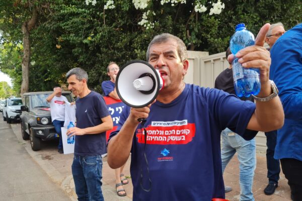 סגן יו"ר ועד עובדי מגה, שמעון יוסף, בהפגנה מול ביתו של מנכ"ל דיפלומט (צילום: הדס יום טוב)
