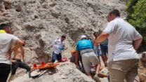 צוות חילוץ מטפל בפצוע מנפילה מגובה (צילום: מד"א)