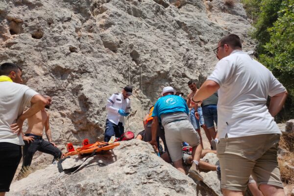 צוות חילוץ מטפל בפצוע מנפילה מגובה (צילום: מד"א)