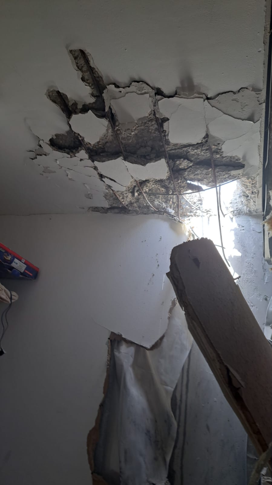 נזק מפגיעה ישיבה בבית בשדרות (צילום: עיריית שדרות)