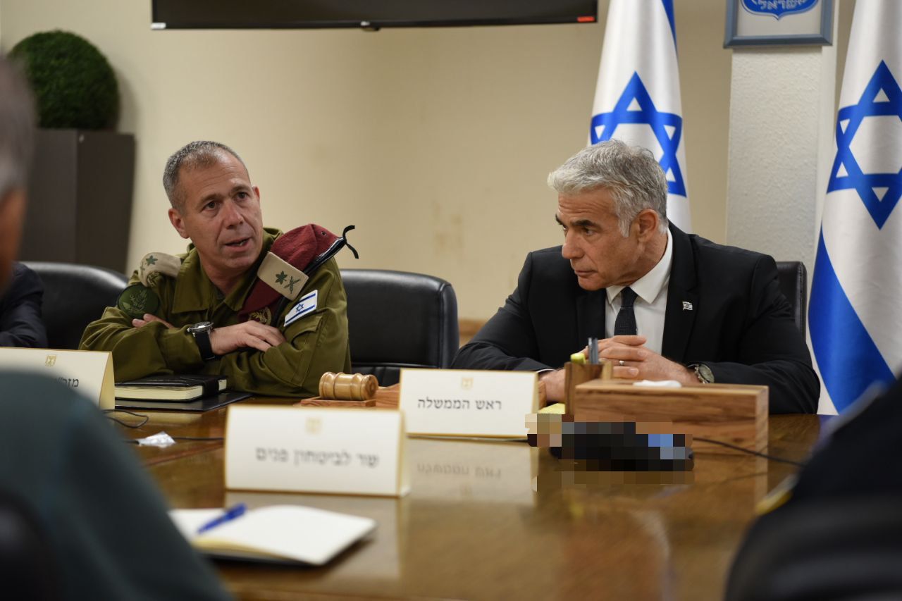 ראש הממשלה יאיר לפיד בהערכת מצב, בקריה בתל-אביב (צילום: קובי אלקוצר / לע&quot;מ)