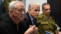 ראש הממשלה יאיר לפיד, שר הביטחון בני גנץ ואלוף פיקוד הדרום אליעזר טולדנו בביקור בפיקוד הדרום, במהלך מבצע עלות השחר (צילום: חיים צח / לע"מ)