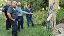 צוות של העירייה בוחן את עמוד היסוד הפינתי הסדוק (צילום: צילום: עיריית לוד)