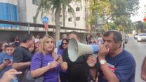 שמעוני יוסף, סגן יו"ר ועד עובדי מגה, בהפגנת מחאה על יוקר המחיה מול ביתו של נשיא איגוד לשכות המסחר, אוריאל לין (צילום: ניצן צבי כהן)