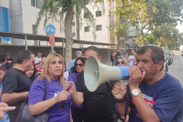 מאבק ההסתדרות ביוקר המחיה: עשרות הפגינו מול בתיהם של אוריאל לין ורון תומר
