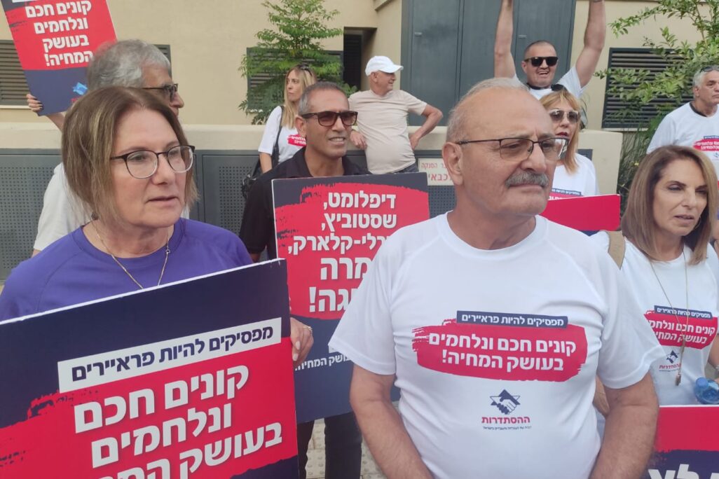 יו"ר הסתדרות הגמלאים, שמוליק מזרחי, בהפגנת מחאה על יוקר המחיה מול ביתו של נשיא התאחדות התעשיינים, רון תומר (צילום: ניצן צבי כהן)