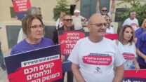 יו"ר הסתדרות הגמלאים, שמוליק מזרחי, בהפגנת מחאה על יוקר המחיה מול ביתו של נשיא התאחדות התעשיינים, רון תומר (צילום: ניצן צבי כהן)