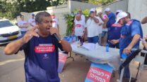 יוסי שמעוני, סגן יו"ר ועד עובדי מגה-יינות ביתן, בהפגנה מול ביתו של יוני שסטוביץ' (צילום: ניצן צבי כהן)