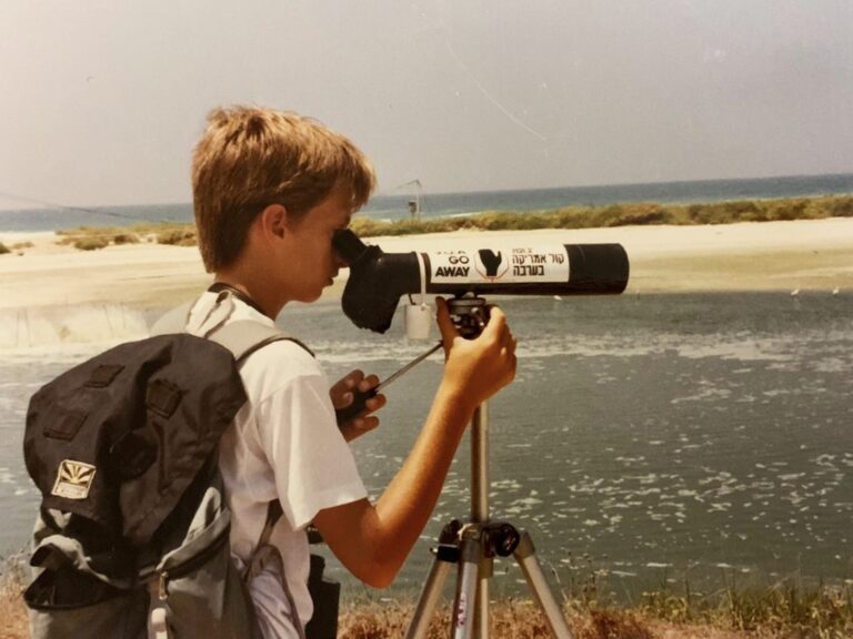 פרלמן בן ה-15 מצפר במעגן מיכאל, 1991. כבר כילד למד להכיר את מאות הציפורים החיות בישראל (צילום: אלבום פרטי)