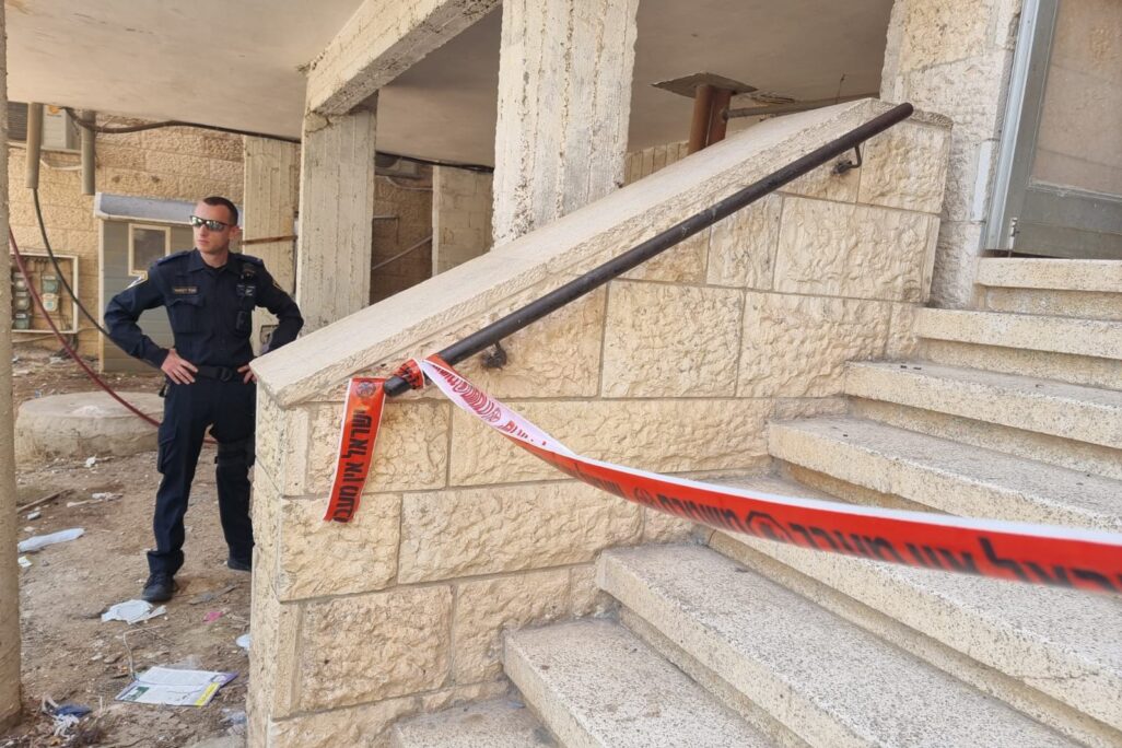 שוטר סמוך לבית בשכונת רמות בירושלים, בו התגלה ילד בן 4 עם סימני חנק (צילום: דוברות המשטרה)