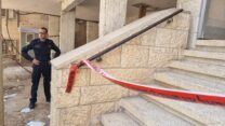 שוטר סמוך לבית בשכונת רמות בירושלים, בו התגלה ילד בן 4 עם סימני חנק (צילום: דוברות המשטרה)