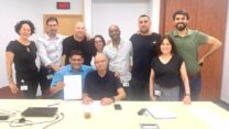 חתימת ההסכם הקיבוצי בטבע כפר סבא (צילום: ועד העובדים)
