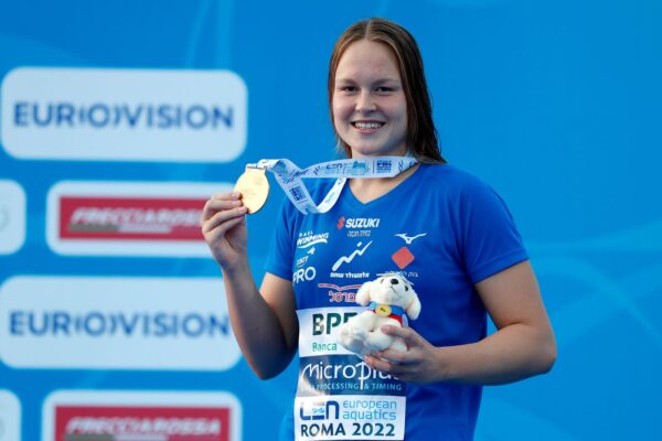 אנסטסיה גורבנקו עם מדליית הזהב באליפות אירופה ברומא (צילום: סימונה קסטרווילארי, באדיבות איגוד השחייה)