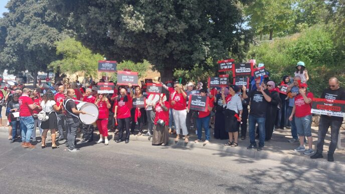 מורות וגננות בהפגנה מול משרד האוצר במחאה על התקיעות בהסכמי השכר עם המורים (צילום: דוברות הסתדרות המורים)