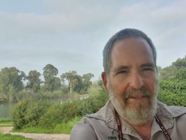 יהושע שקדי, המדען הראשי ומנהל חטיבת מדע ברשות הטבע והגנים. "הנה יש כסף לאזורי חיץ בין היישובים ליערות, וזה לא קורה. אני לא אופטימי" (צילום: אלבום פרטי)