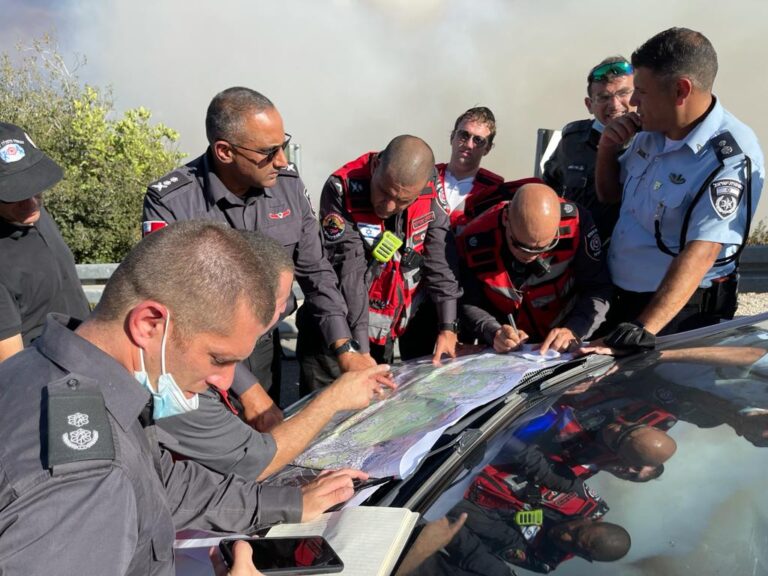 צוות כבאות והצלה בשטח השריפה. באירוע פעלו 150 צוותים עם יותר מ-600 לוחמים (צילום: כבאות והצלה ירושלים)