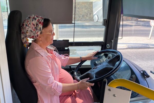 נוהגת בחודש ה-8 להריון: "כשיהיו לי צירים אני לוקחת את מי שעל האוטובוס לסורוקה"