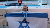 החותרת הפראלימפית טליה אילת עם מדליית הארד בגביע העולם בפולין (צילום:  דוידה קוסף)