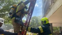 כוחות כיבוי בשריפה שפרצה בדירה בפתח תקווה (צילום: כבאות והצלה)