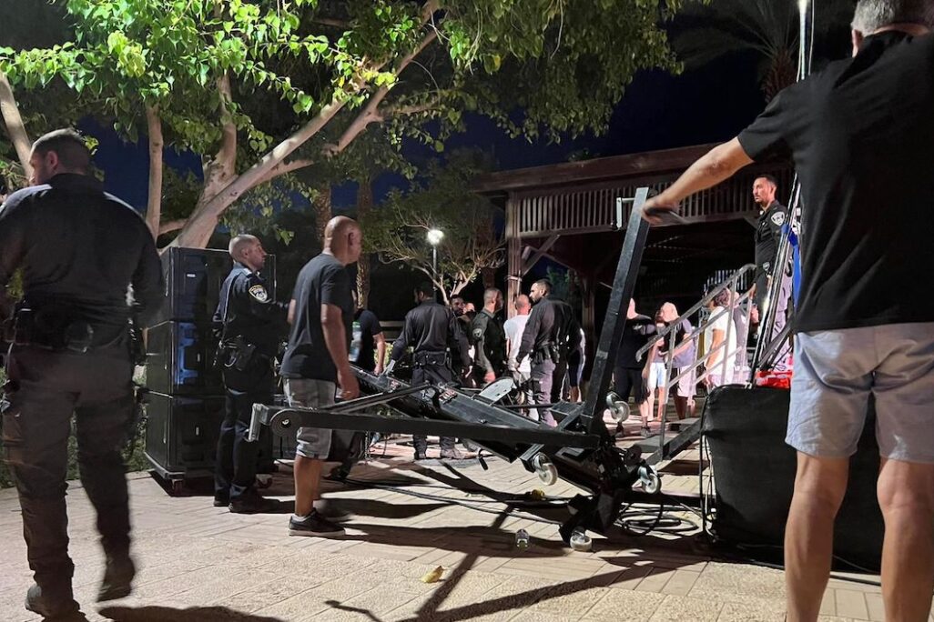 עמוד תאורה שקרס במהלך הופעה של סטטיק ובן אל באילת וגרם לפציעתן של שתי ילדות באורח קל (צילום: דוברות המשטרה)